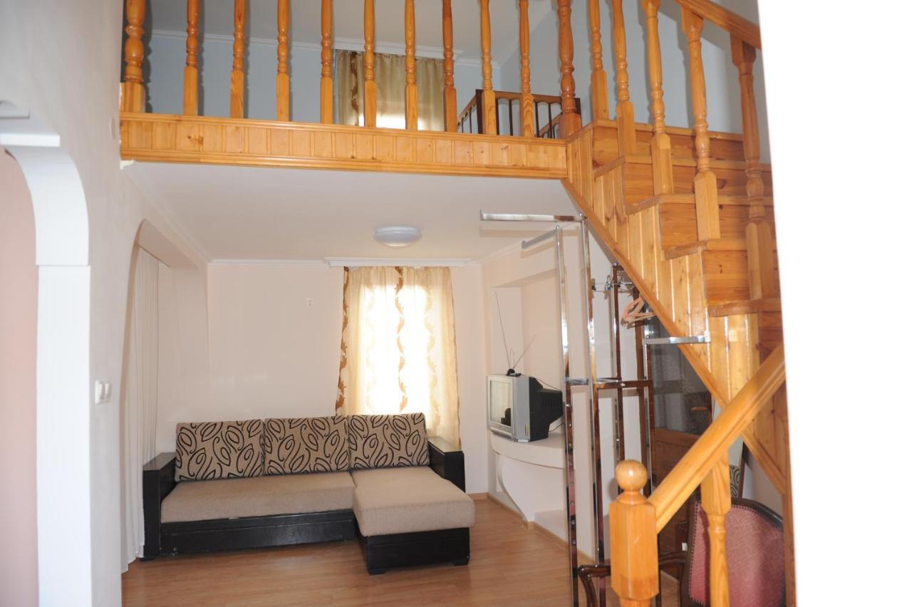 Apartment On Prospekt Mira 71 スフミ エクステリア 写真