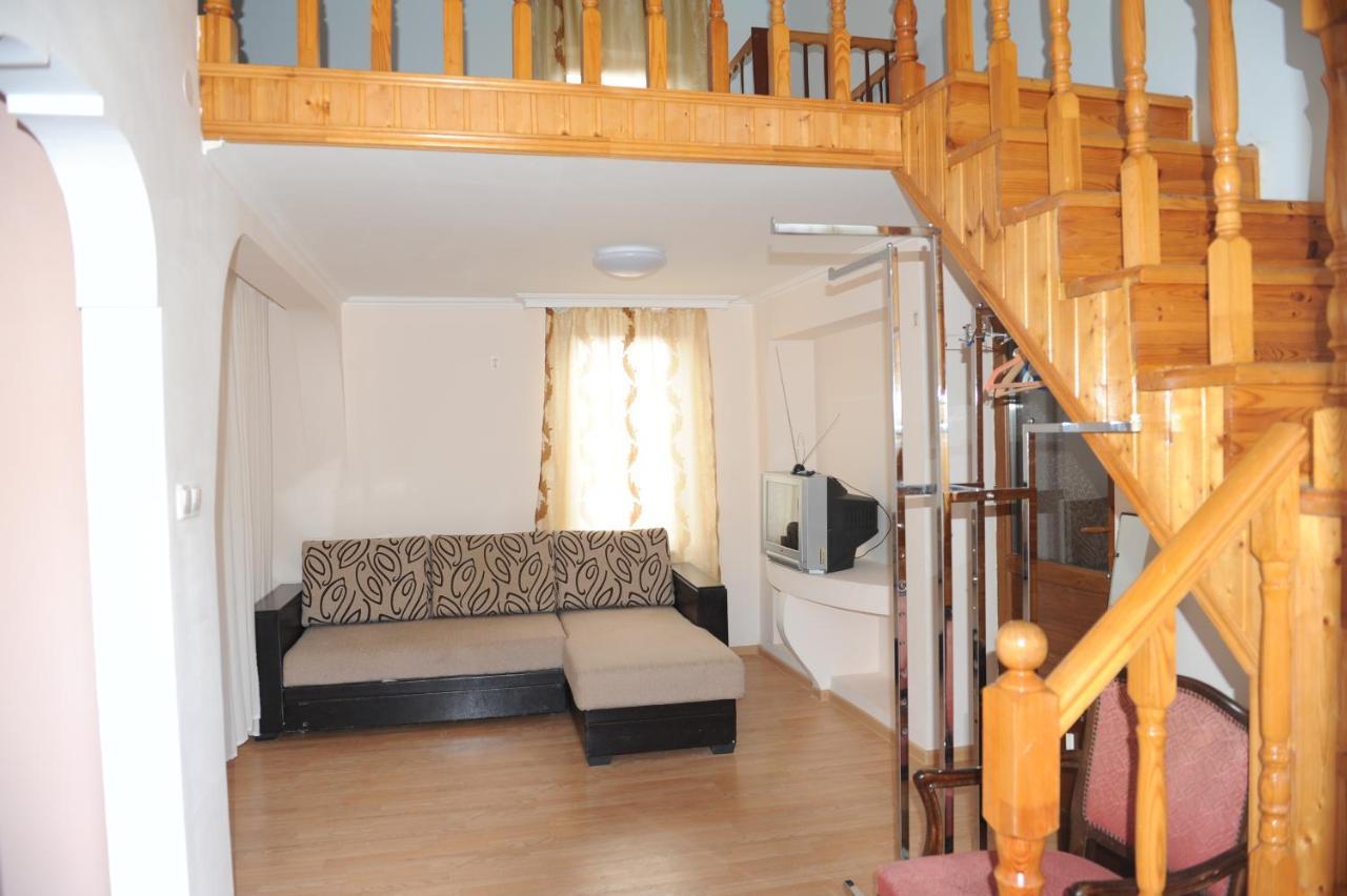 Apartment On Prospekt Mira 71 スフミ エクステリア 写真