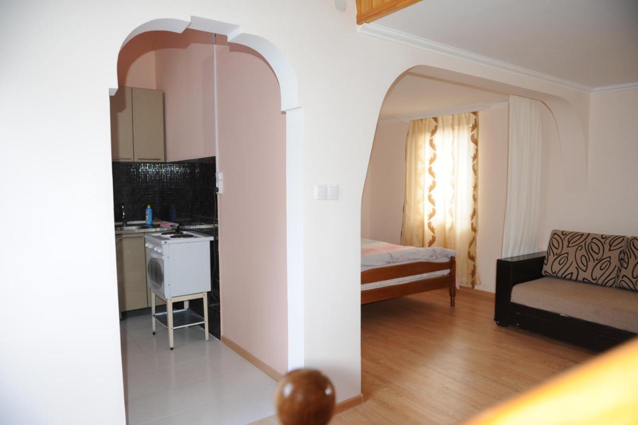 Apartment On Prospekt Mira 71 スフミ エクステリア 写真